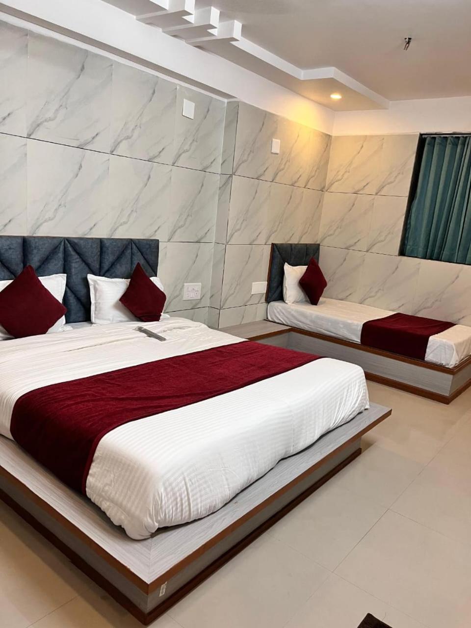Hotel The Grand Pritam Gandhinagar Buitenkant foto