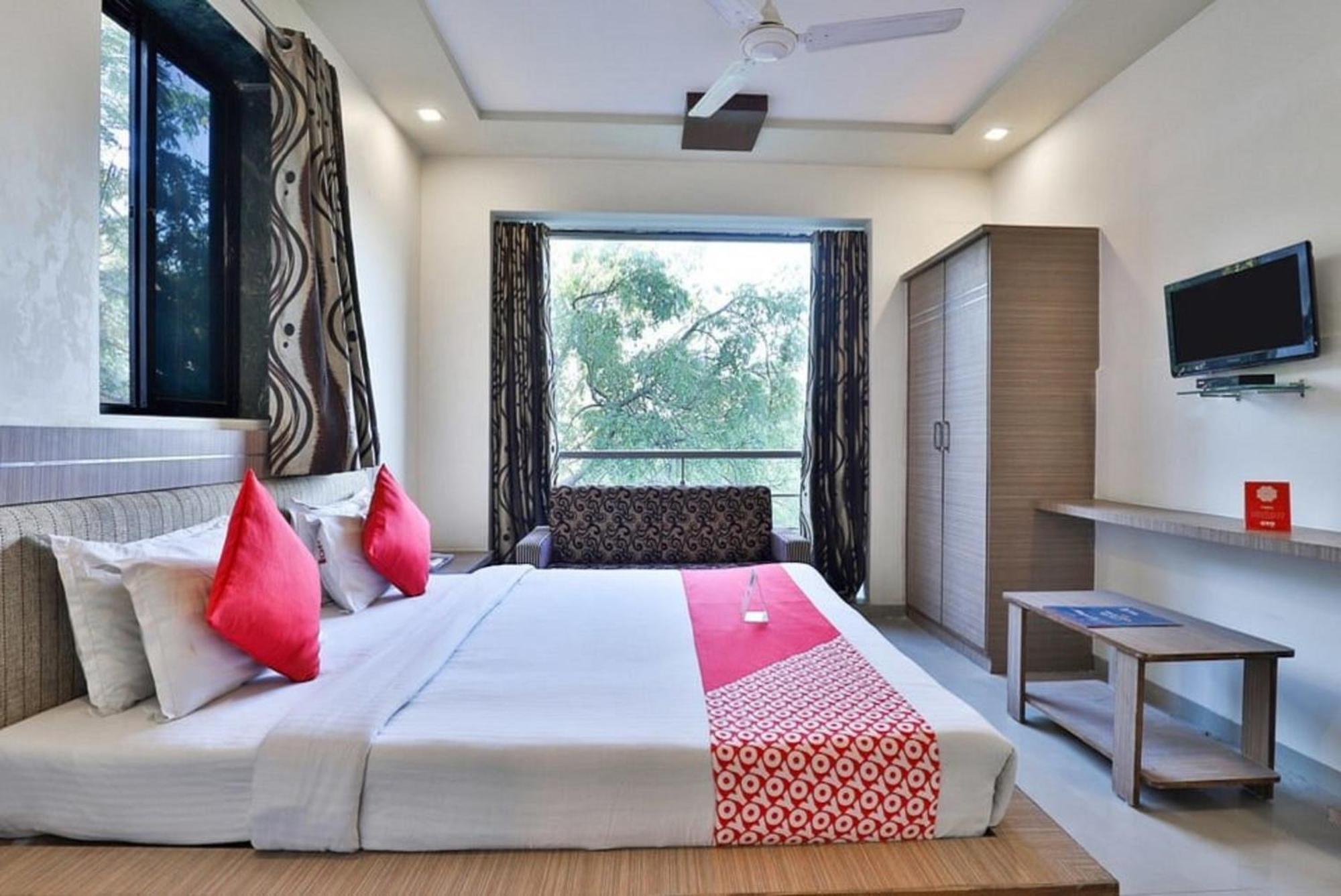 Hotel The Grand Pritam Gandhinagar Buitenkant foto
