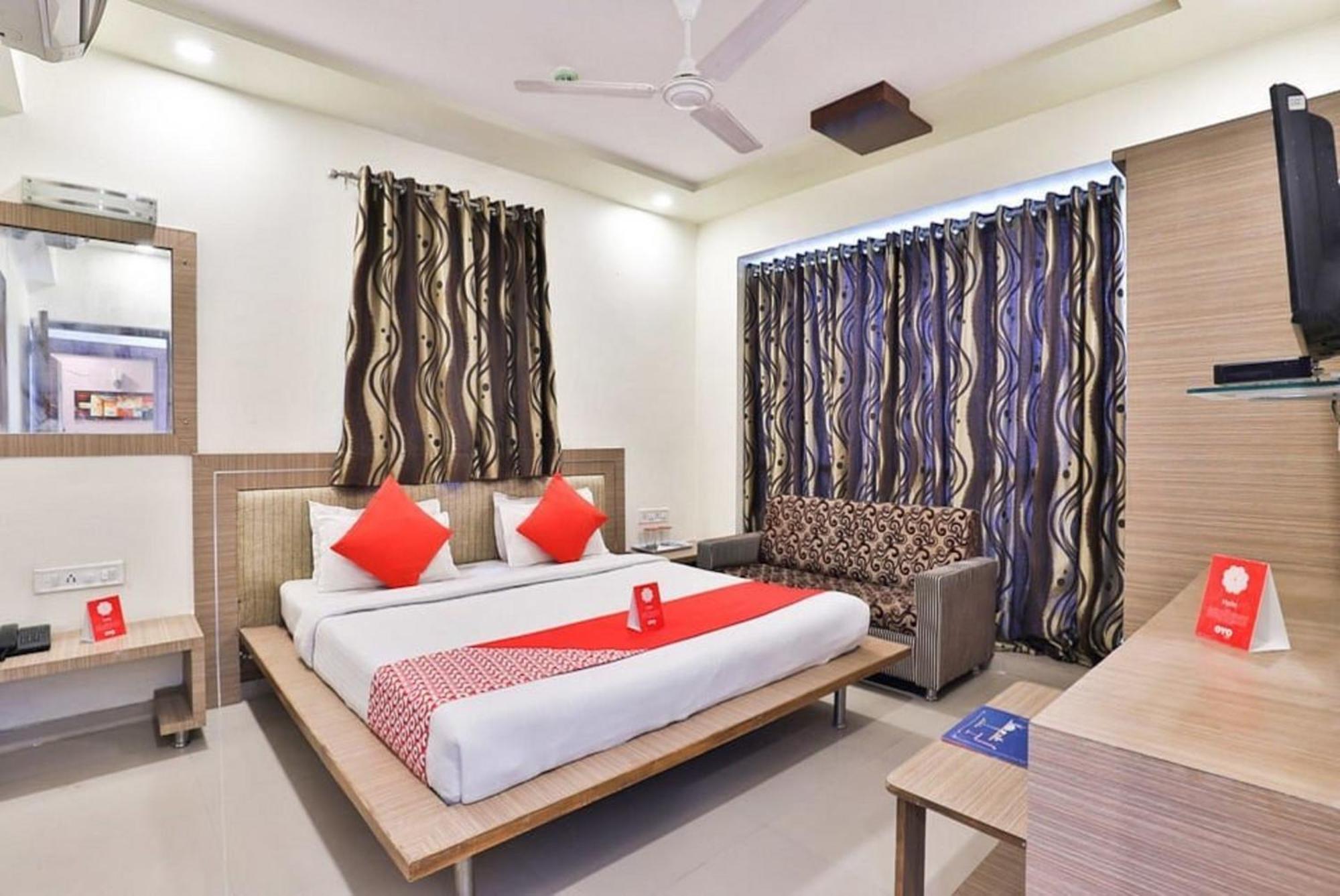 Hotel The Grand Pritam Gandhinagar Buitenkant foto