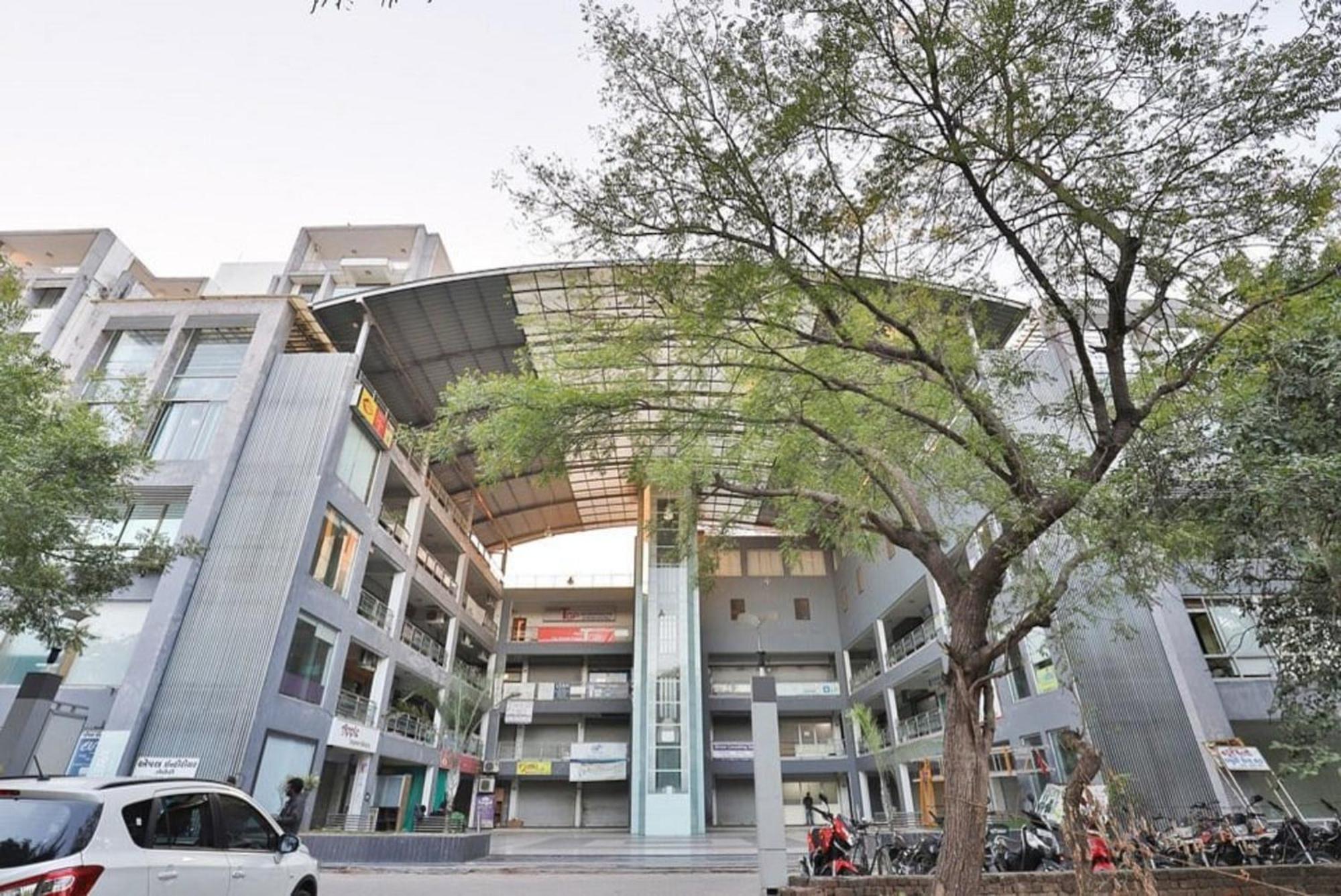 Hotel The Grand Pritam Gandhinagar Buitenkant foto