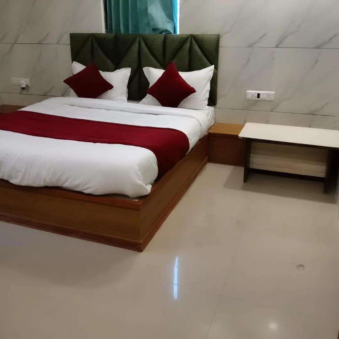 Hotel The Grand Pritam Gandhinagar Buitenkant foto