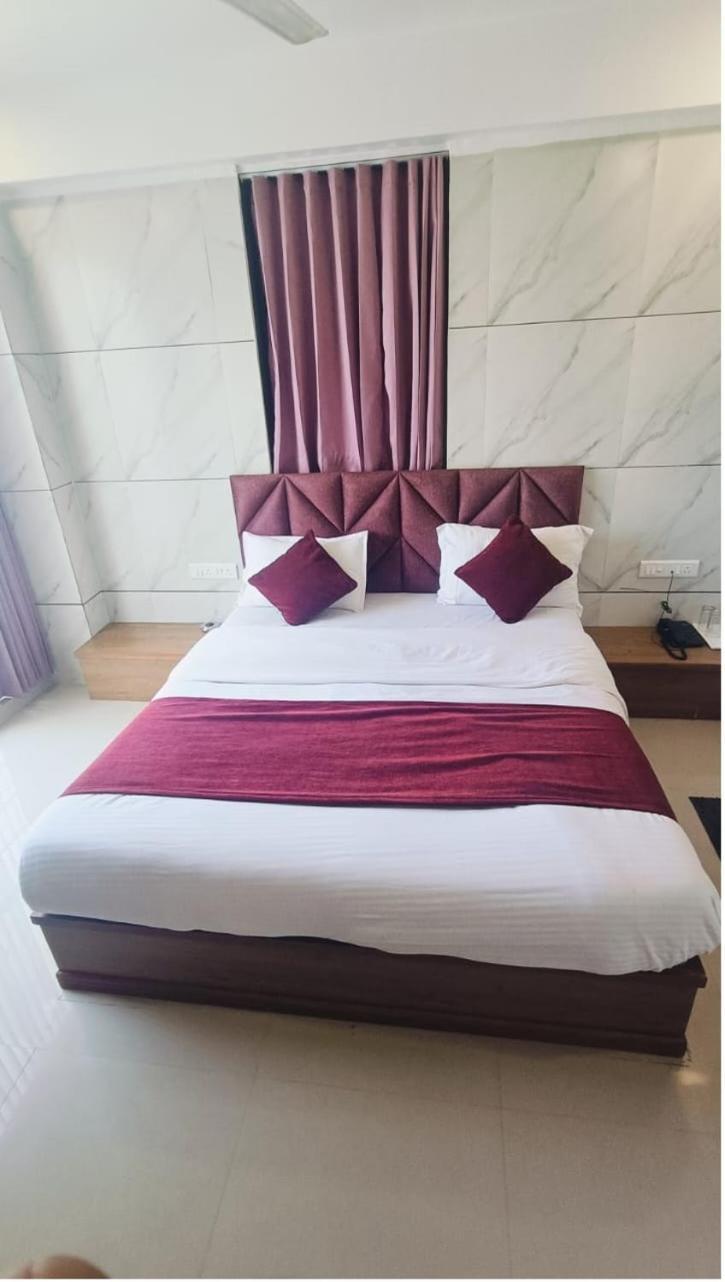 Hotel The Grand Pritam Gandhinagar Buitenkant foto